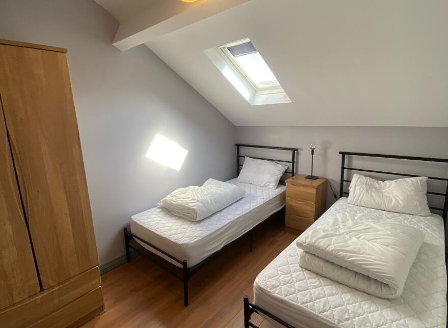 Great Accommodation, 54 Fitzroy Avenue, Queens University Quarter, Belfast, BT7 1HX