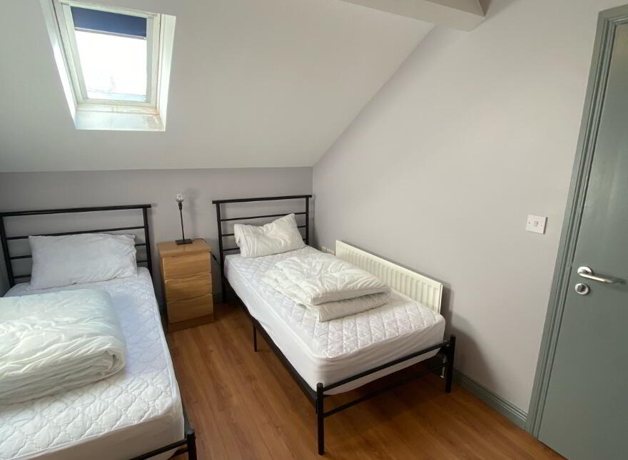 Great Accommodation, 54 Fitzroy Avenue, Queens University Quarter, Belfast, BT7 1HX