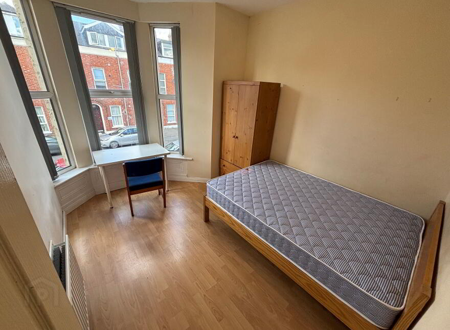 Great Apartment, 122b Fitzroy Avenue, Queens University Quarter, Belfast, BT7 1HX