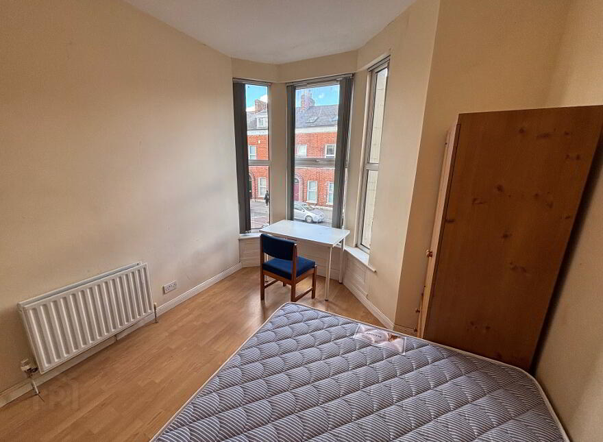 Great Apartment, 122b Fitzroy Avenue, Queens University Quarter, Belfast, BT7 1HX
