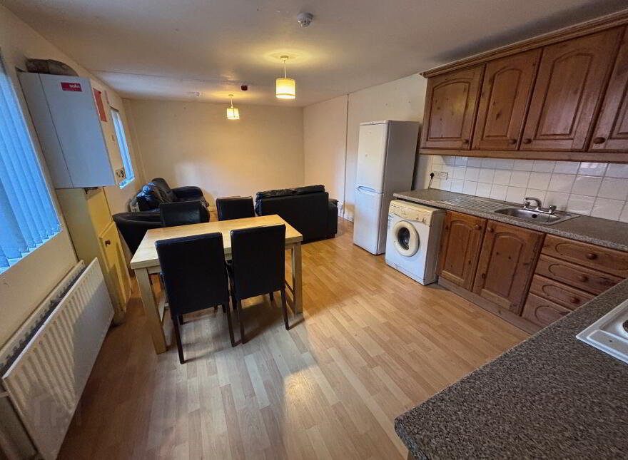 Great Apartment, 122b Fitzroy Avenue, Queens University Quarter, Belfast, BT7 1HX
