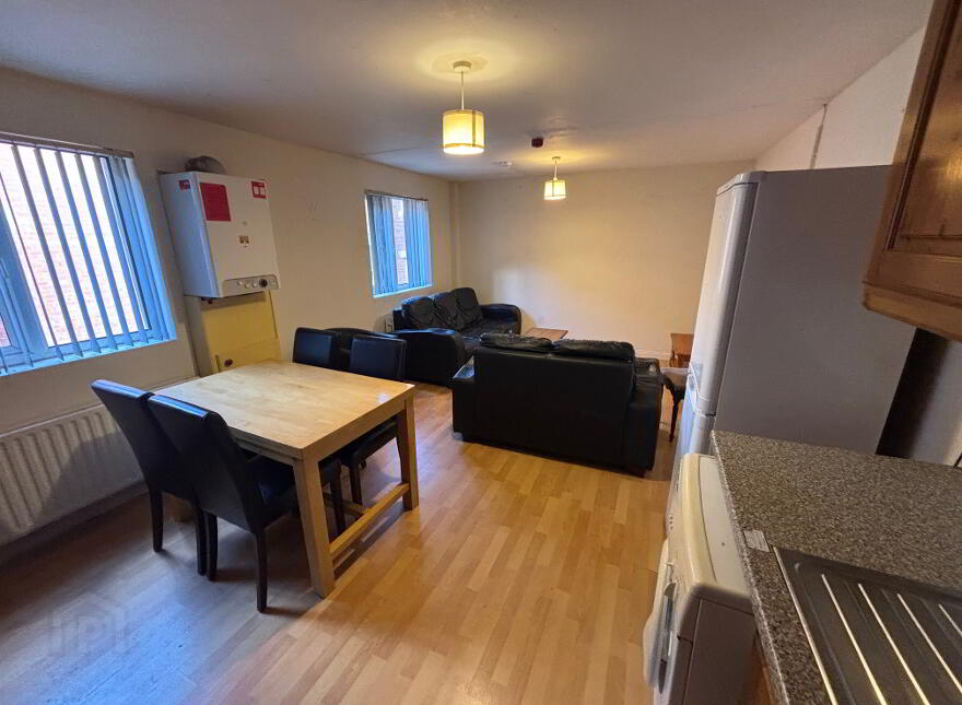 Great Apartment, 122b Fitzroy Avenue, Queens University Quarter, Belfast, BT7 1HX