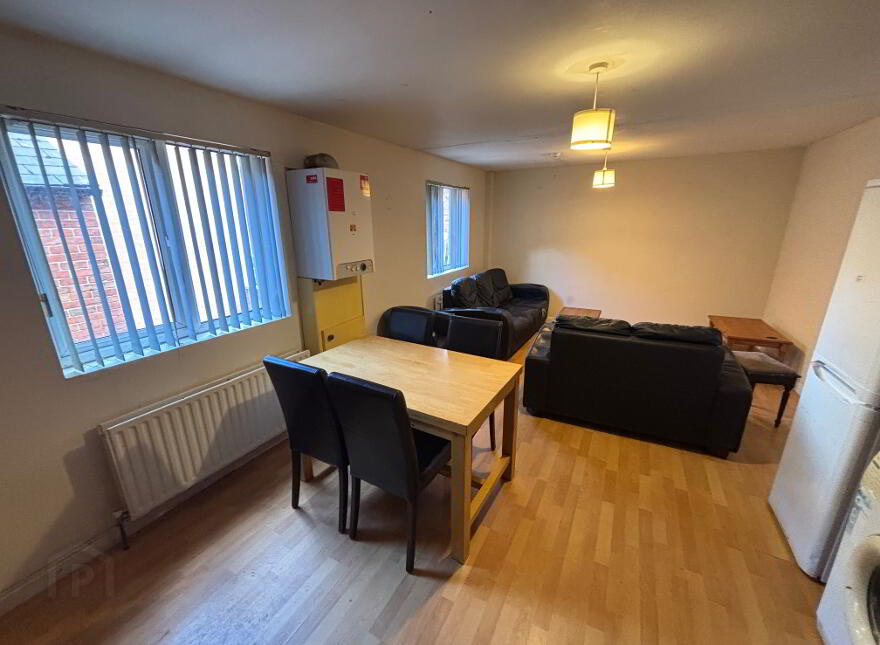 Great Apartment, 122b Fitzroy Avenue, Queens University Quarter, Belfast, BT7 1HX