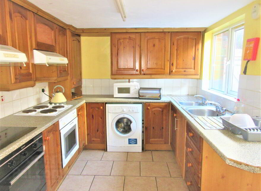 7 Bedroom Student House, 75 Rugby Avenue, Queens University Quarter, Belfast, BT7 1RE photo