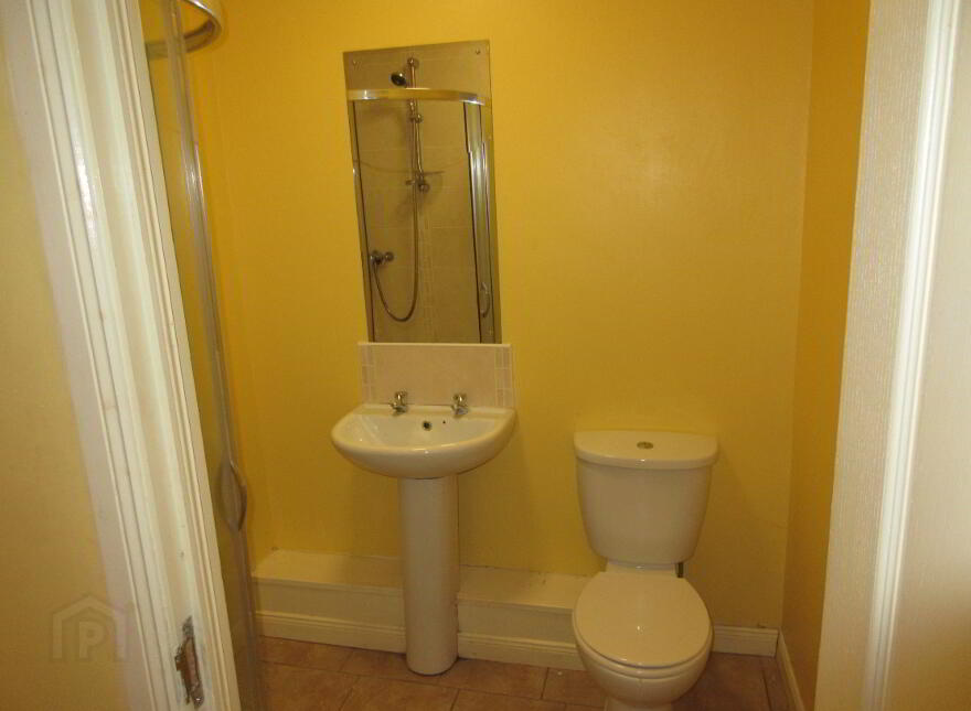 Great Apartment, 76b Rugby Avenue, Queens Quarter, Belfast, BT7 1RG