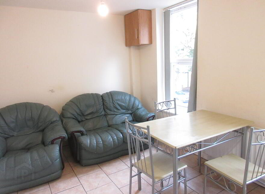 Great Apartment, 76b Rugby Avenue, Queens Quarter, Belfast, BT7 1RG