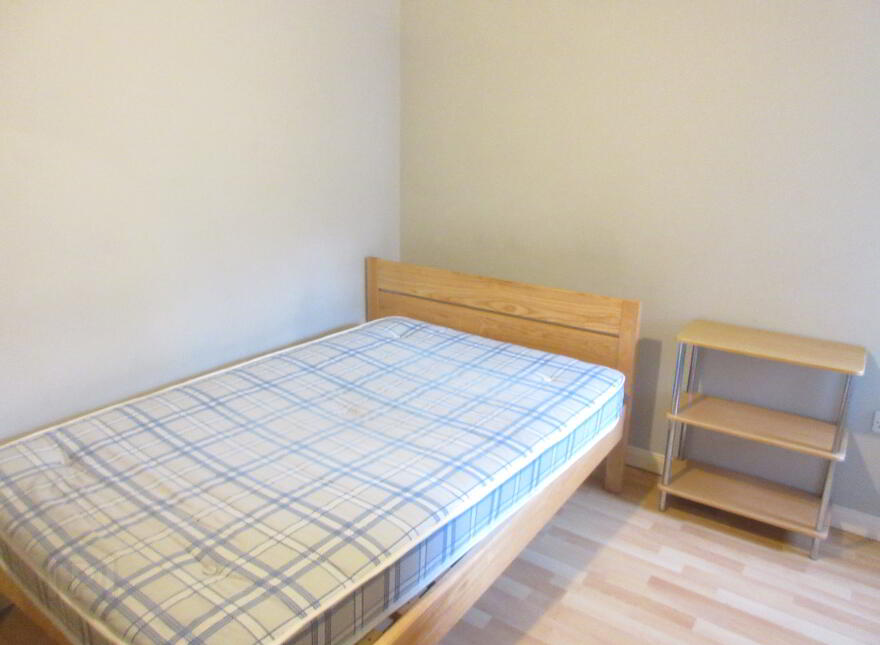 Great Apartment, 76b Rugby Avenue, Queens Quarter, Belfast, BT7 1RG