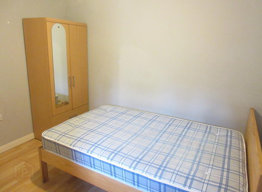 Great Apartment, 76b Rugby Avenue, Queens Quarter, Belfast, BT7 1RG