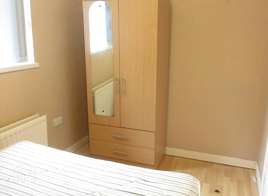 Great Apartment, 76b Rugby Avenue, Queens Quarter, Belfast, BT7 1RG