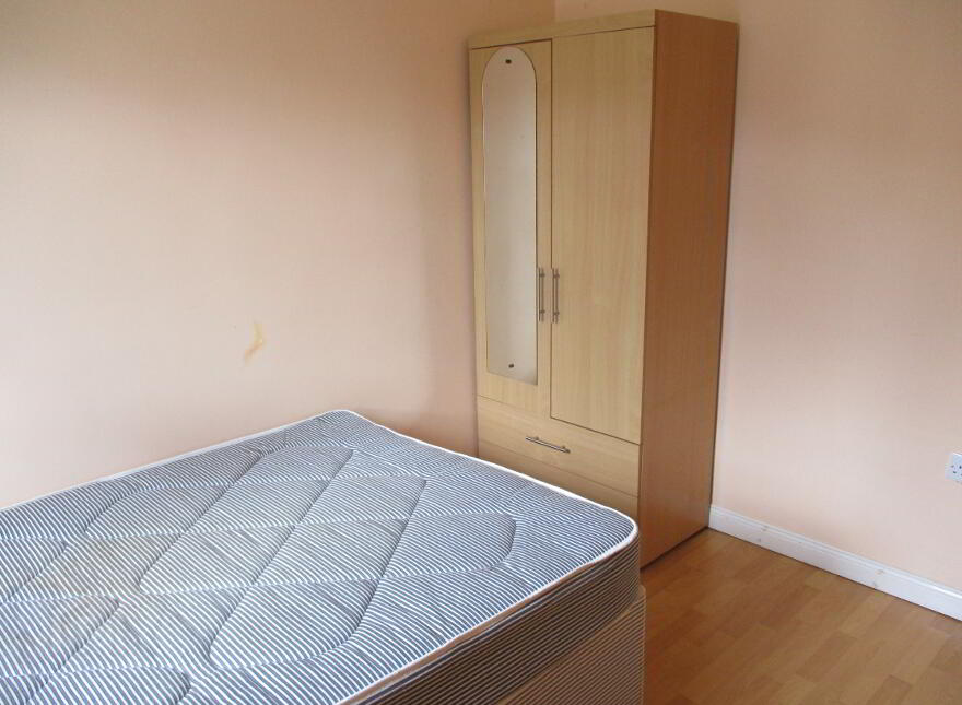 Great Apartment, 68c University Avenue, Queens Quarter, Belfast, BT7 1GY