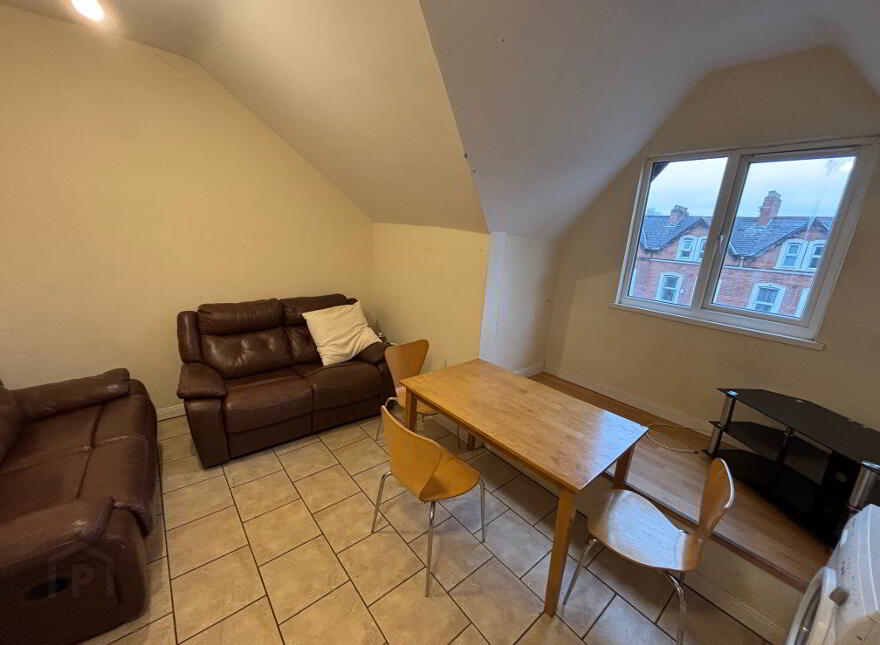 Great Apartment, 68C University Avenue, Queens Quarter, Belfast, BT7 1GY