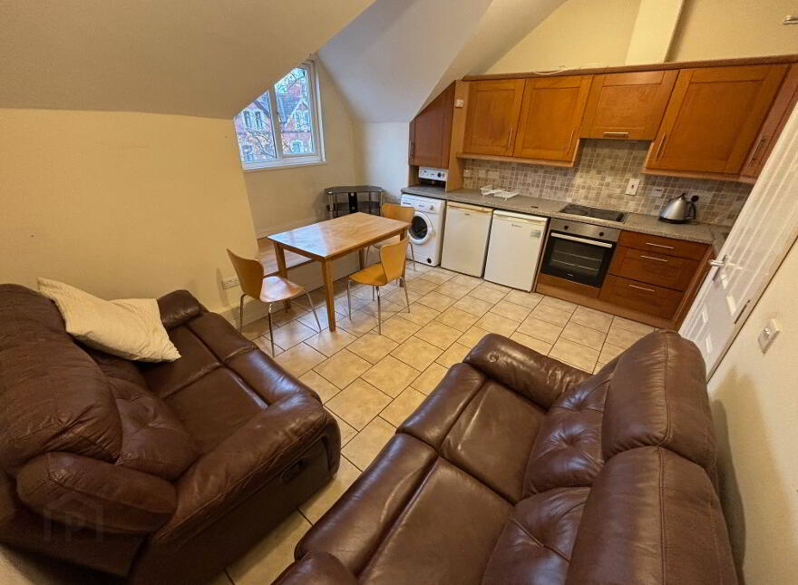 Great Apartment, 68C University Avenue, Queens Quarter, Belfast, BT7 1GY