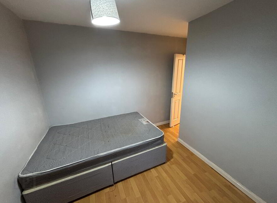 Great Apartment, 68C University Avenue, Queens Quarter, Belfast, BT7 1GY