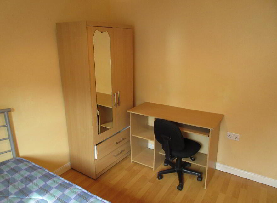 Great Apartment, 68c University Avenue, Queens Quarter, Belfast, BT7 1GY