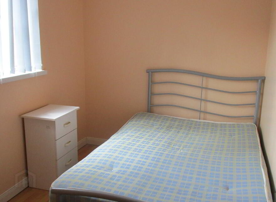 Great 4 Bedroom Apartment, 68A University Avenue, Queens Quarter, Belfast, BT7 1GY