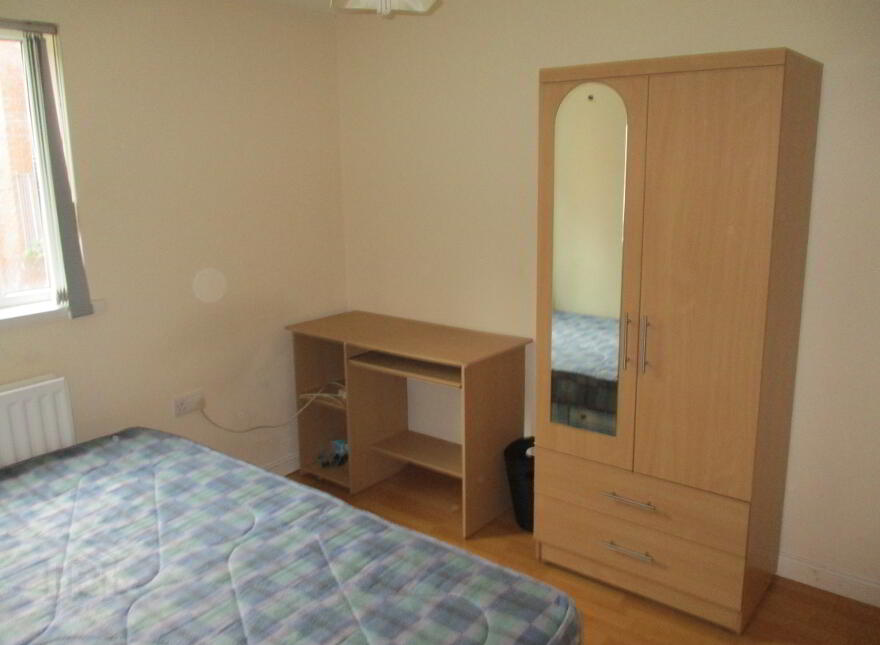 Great Apartment, 68B University Avenue, Queens University Quarter, Belfast, BT7 1GY