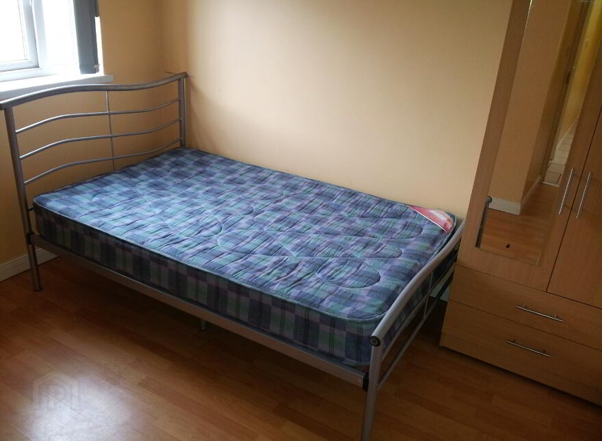 Great Apartment, 68B University Avenue, Queens University Quarter, Belfast, BT7 1GY