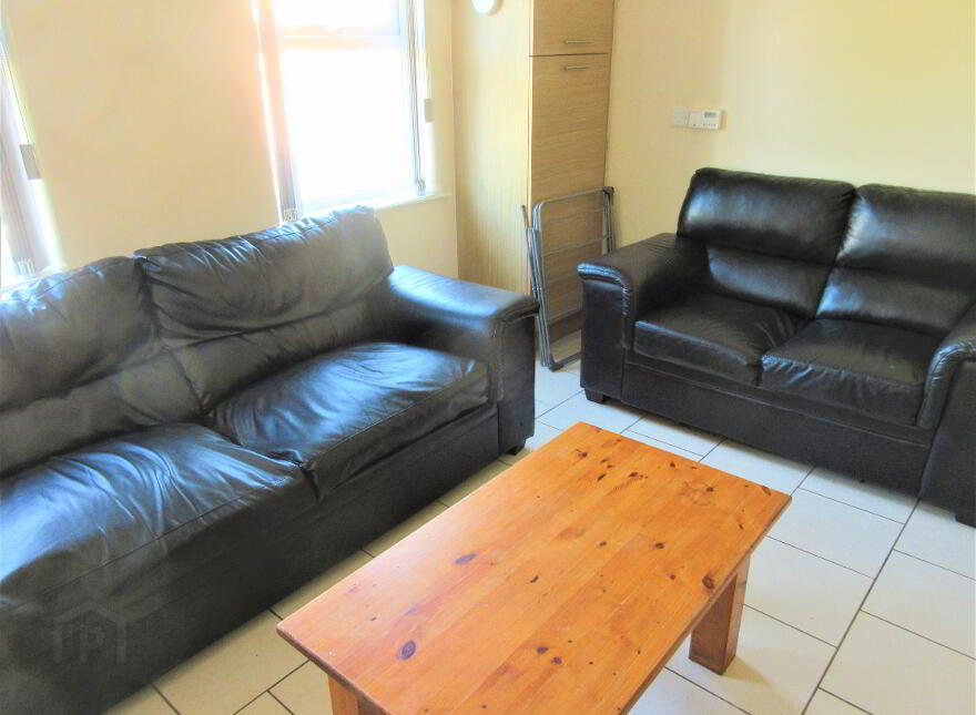 Great Apartment, 165c University Street, Queens University Quarter, Belfast, BT7 1HR