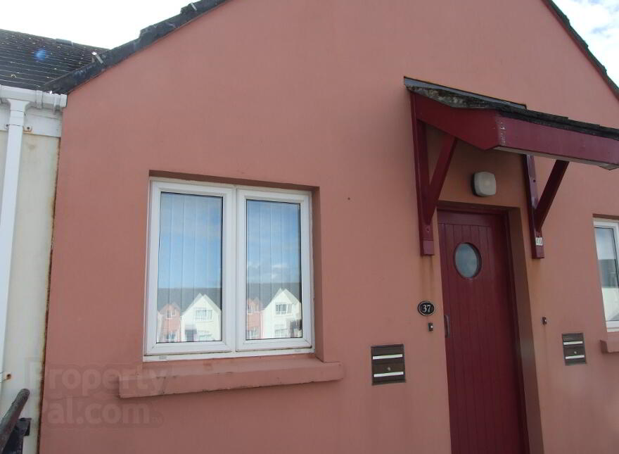 37 Old Castle Court (student Let), Portrush, BT56 8GR photo