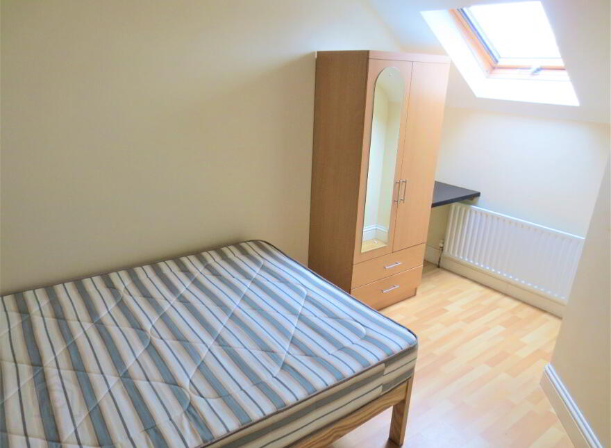 Upstairs Apartment, 53E Agincourt Avenue, University Quarter!, Belfast, BT7 1QA
