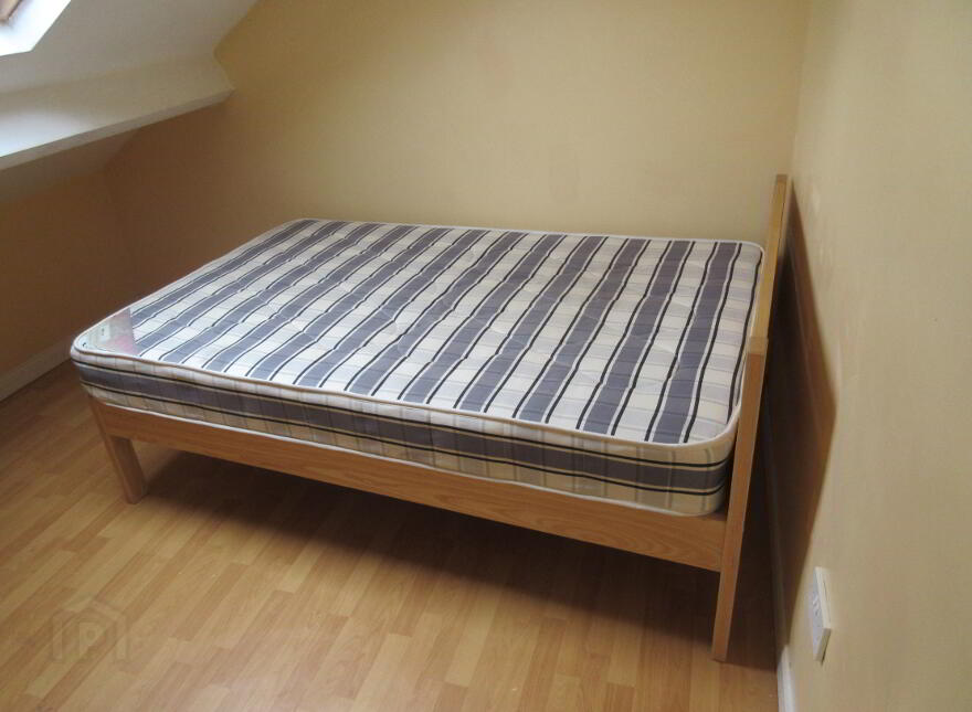 Upstairs Apartment, 1b Carmel Street, Queens Quarter!, Belfast, BT7 1QE