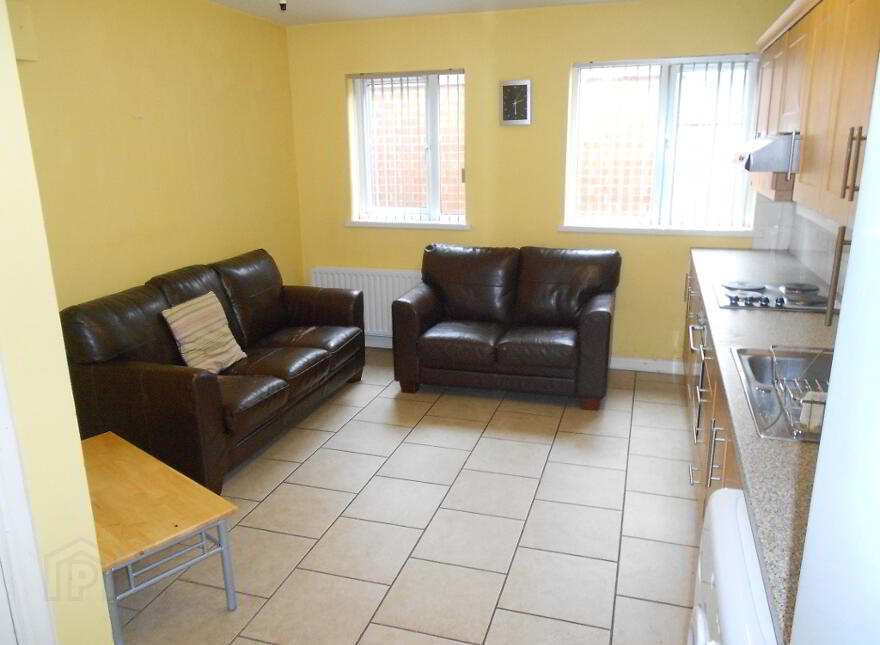 Upstairs Apartment, 1b Carmel Street, Queens Quarter!, Belfast, BT7 1QE