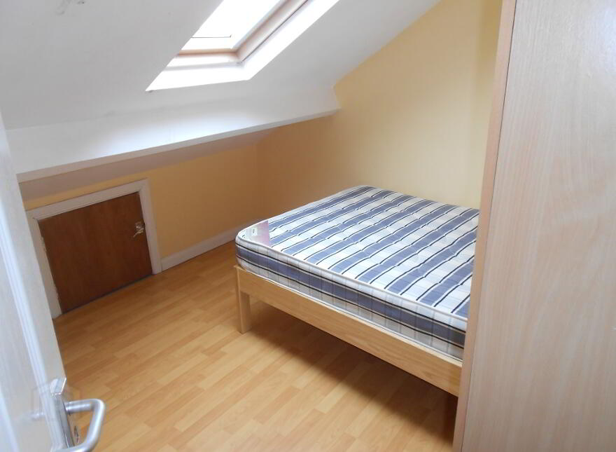 Upstairs Apartment, 1b Carmel Street, Queens Quarter!, Belfast, BT7 1QE