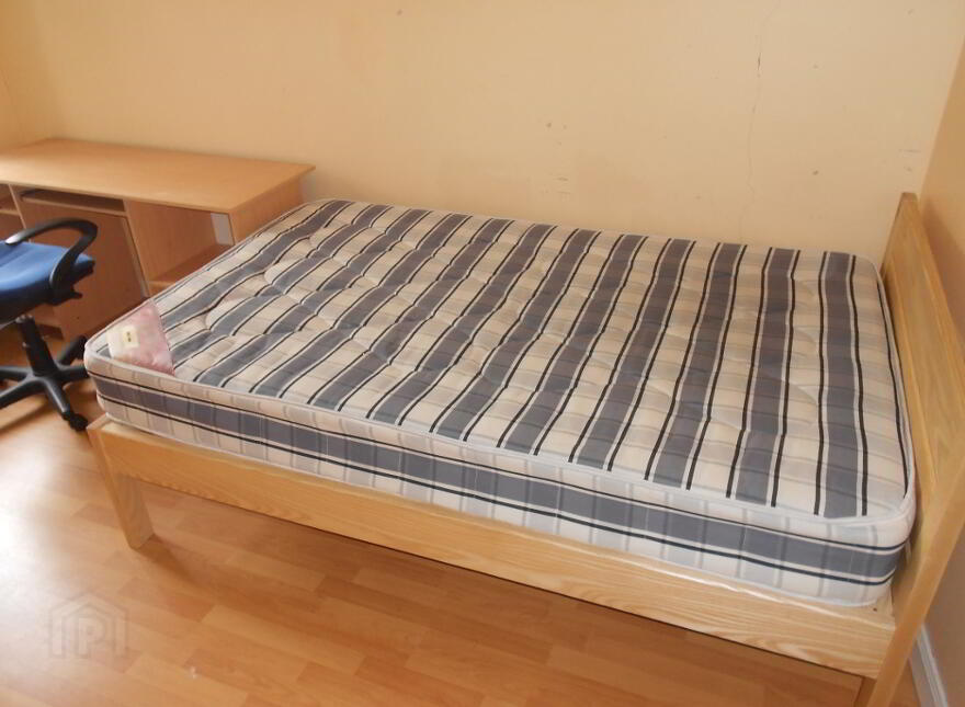 Upstairs Apartment, 1b Carmel Street, Queens Quarter!, Belfast, BT7 1QE