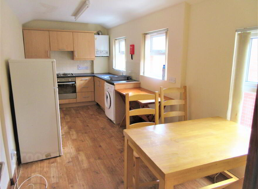 Upstairs Apartment, 109b University Avenue, Queens Quarter, Belfast, BT7 1GY photo