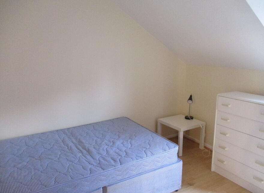Great Apartment, 36B University Avenue, Queens Quarter, Belfast, BT7 1GY