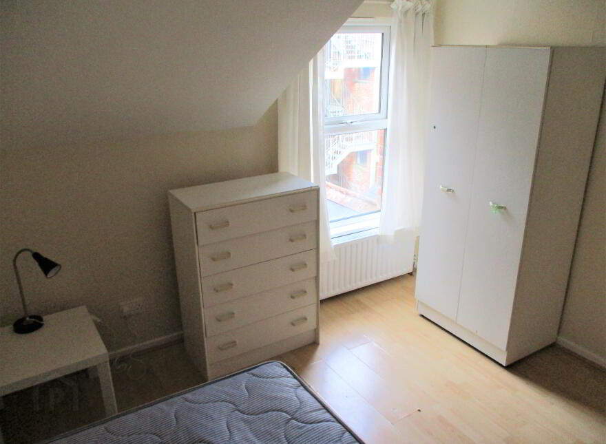 Great Apartment, 36B University Avenue, Queens Quarter, Belfast, BT7 1GY