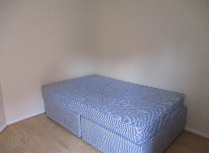 Great Apartment, 36B University Avenue, Queens Quarter, Belfast, BT7 1GY