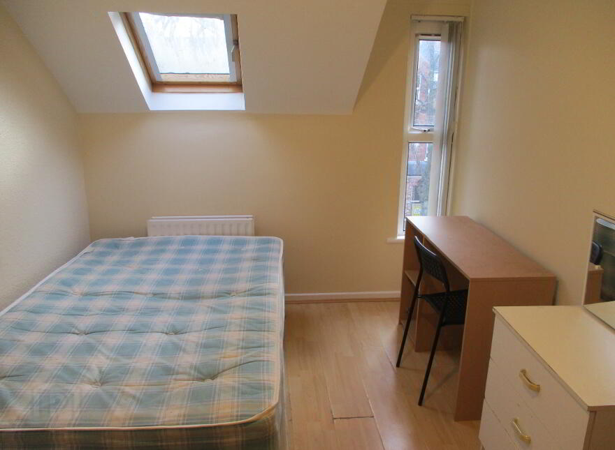 Great Apartment, 36B University Avenue, Queens Quarter, Belfast, BT7 1GY