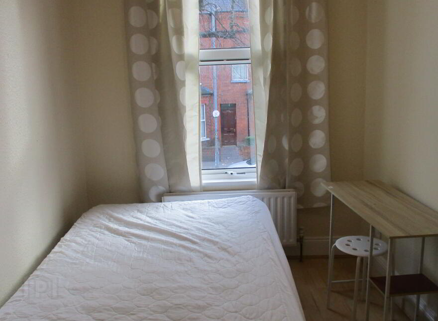 Great Apartment, 36B University Avenue, Queens Quarter, Belfast, BT7 1GY