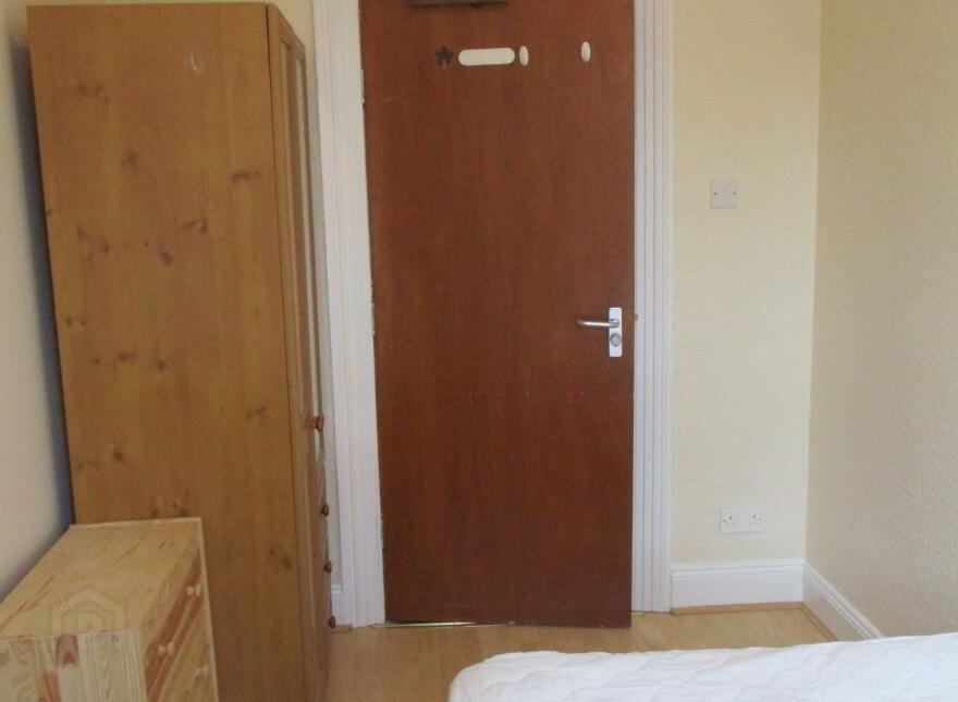 Great Apartment, 36B University Avenue, Queens Quarter, Belfast, BT7 1GY