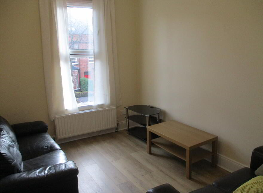 Great Apartment, 36B University Avenue, Queens Quarter, Belfast, BT7 1GY
