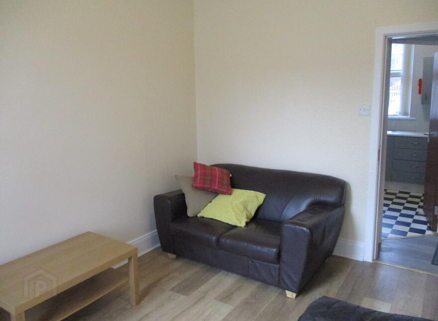 Great Apartment, 36B University Avenue, Queens Quarter, Belfast, BT7 1GY
