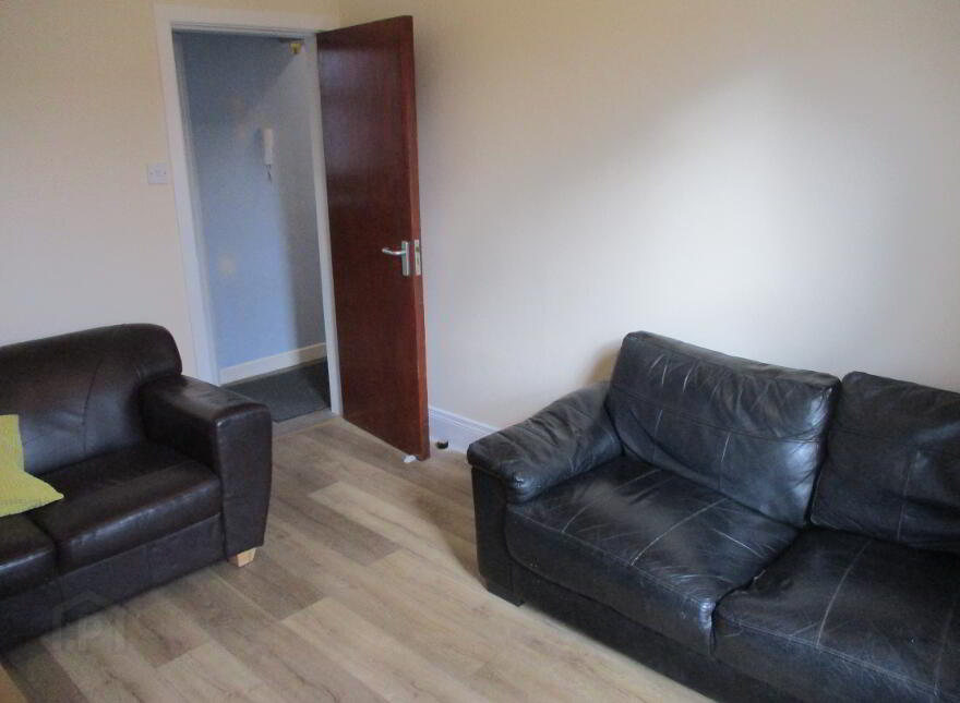 Great Apartment, 36B University Avenue, Queens Quarter, Belfast, BT7 1GY