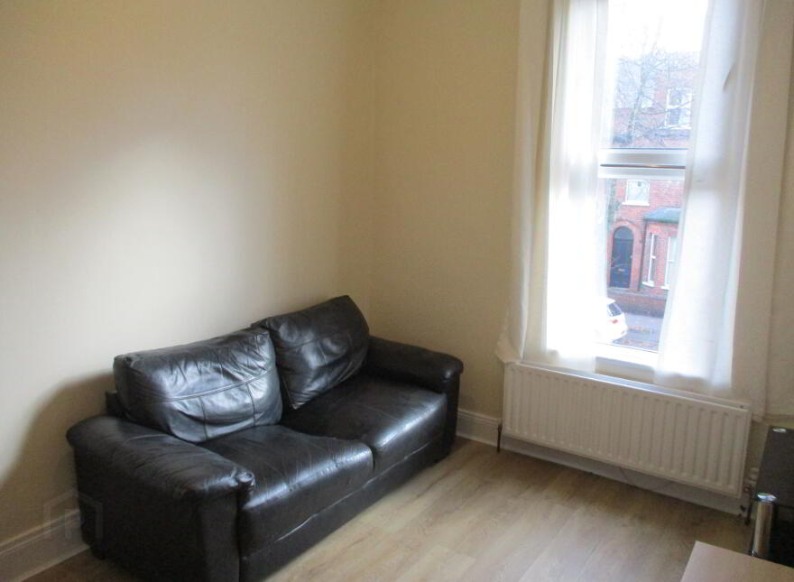 Great Apartment, 36B University Avenue, Queens Quarter, Belfast, BT7 1GY