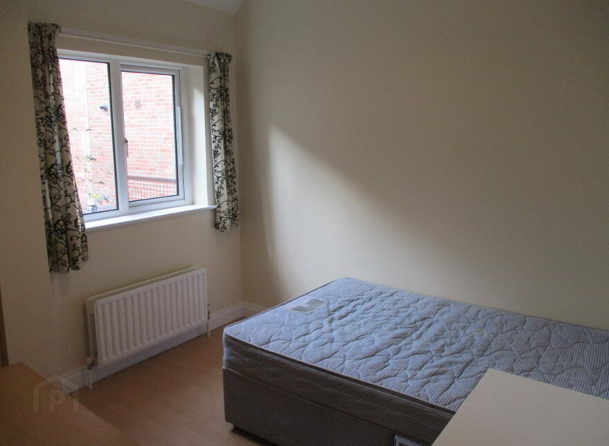 Great Apartment, 36B University Avenue, Queens Quarter, Belfast, BT7 1GY