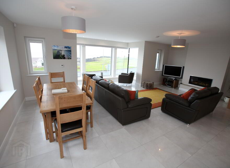HOLIDAY LET, 6 Station Road, Portstewart, BT55 7DA