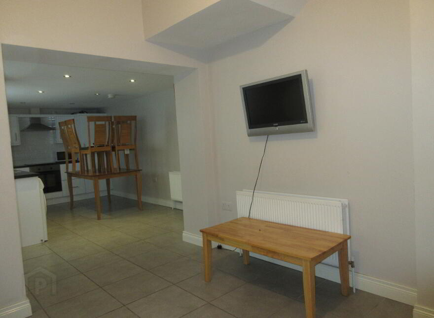 Great 5 Bedroom House, University Avenue, Queens Quarter, Belfast, BT7 1GY