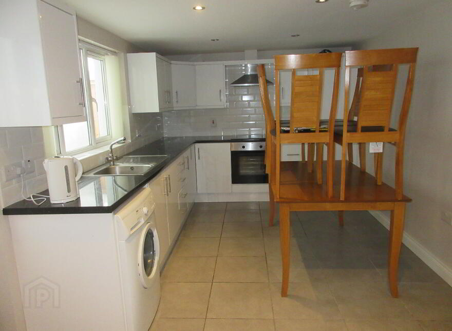 Great 5 Bedroom House, University Avenue, Queens Quarter, Belfast, BT7 1GY