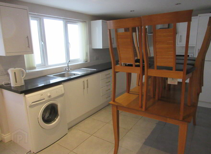 Great 5 Bedroom House, University Avenue, Queens Quarter, Belfast, BT7 1GY