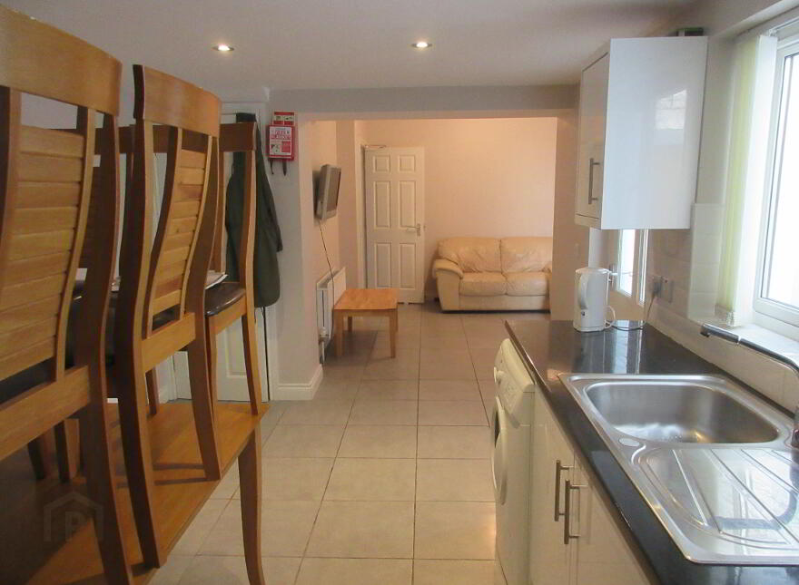 Great 5 Bedroom House, University Avenue, Queens Quarter, Belfast, BT7 1GY