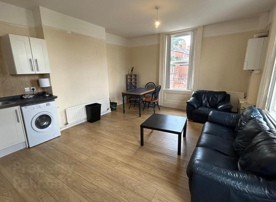 Great Apartment, 1b Magdala Street, Queens Quarter, Belfast, BT7 1PU photo