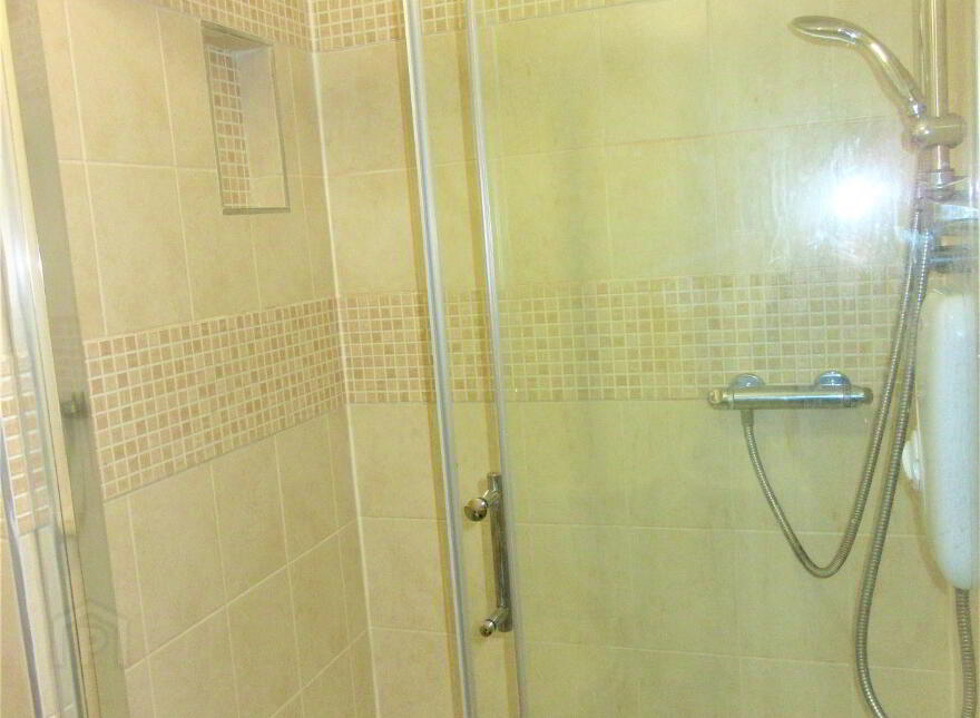 Great Apartment, 165b University Street, Queens Quarter, Belfast, BT7 1HR