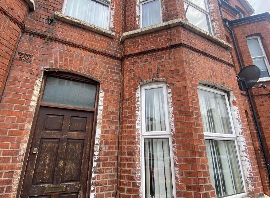 Great Apartment, 83b Dunluce Avenue, Queens Quarter, Belfast, BT9 7AW photo