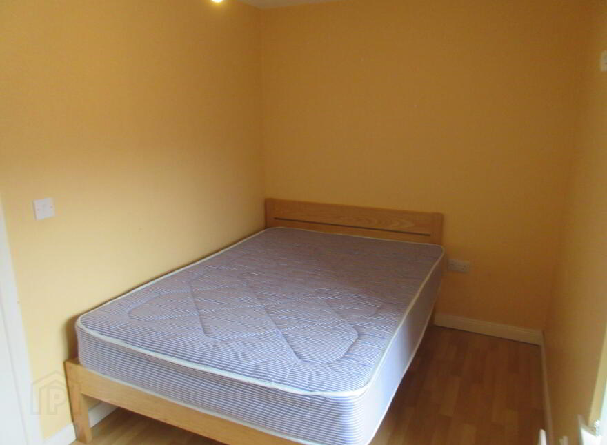 Great Apartment, 76C Rugby Avenue, Queens Quarter, Belfast, BT7 1RG
