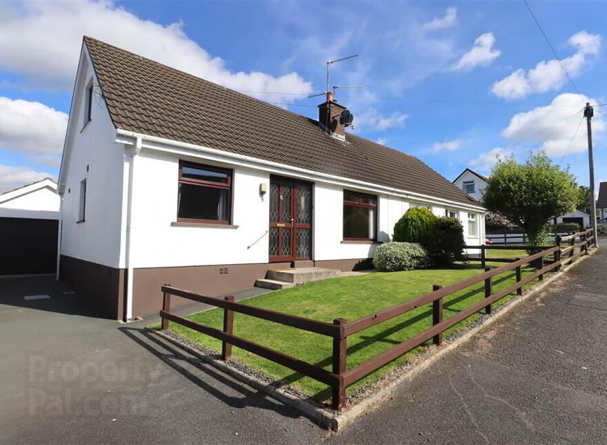 5 Lynn Crescent, Dromore, BT25 1PY photo